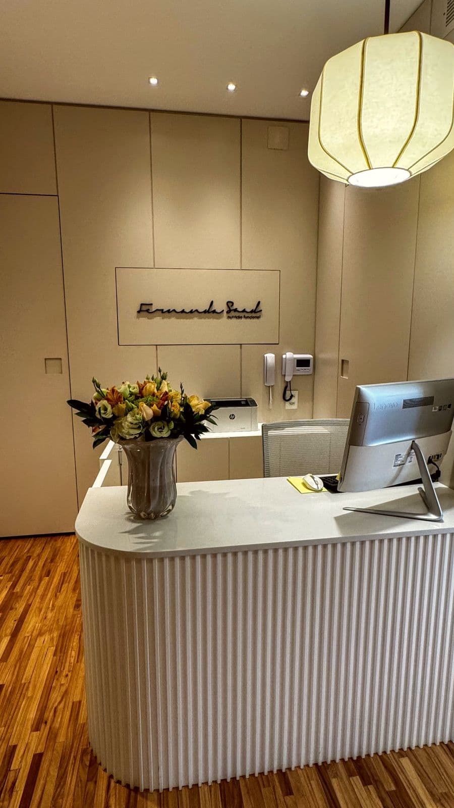 Sala de atendimento — mesa clínica e estante
